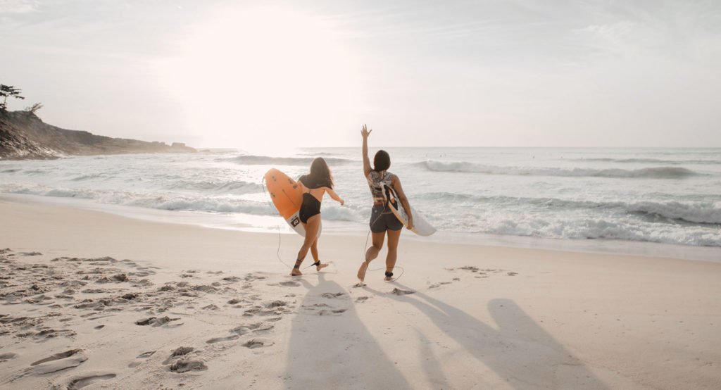 Frauen mit Surfbrettern am Strand | FRAUENSACHE